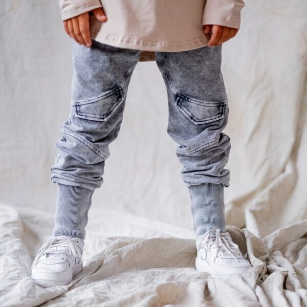 SPODNIE JOGGERY DEKATYZOWANE JEANS BLACK PATKA NUNU