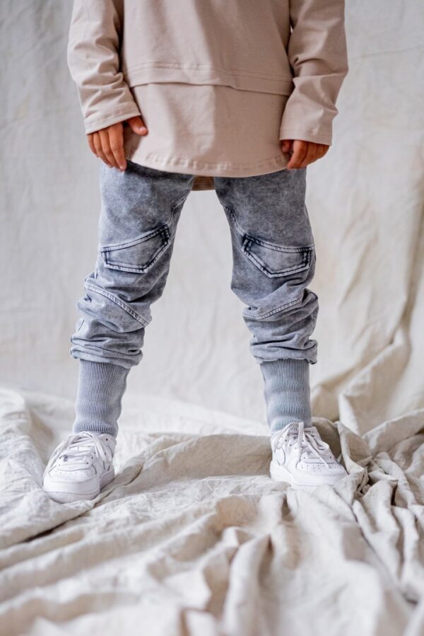 SPODNIE JOGGERY DEKATYZOWANE JEANS BLACK PATKA NUNU